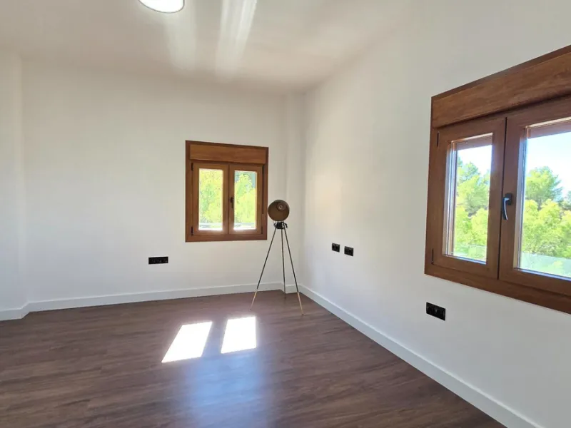 Located in a unique enclave within a protected natural reserve, this 4-bedroom villa offers the best panoramic view of Málaga, with the peace of mind knowing that nothing can ever be built around it. Just 8 minutes from the city center, it combines the be