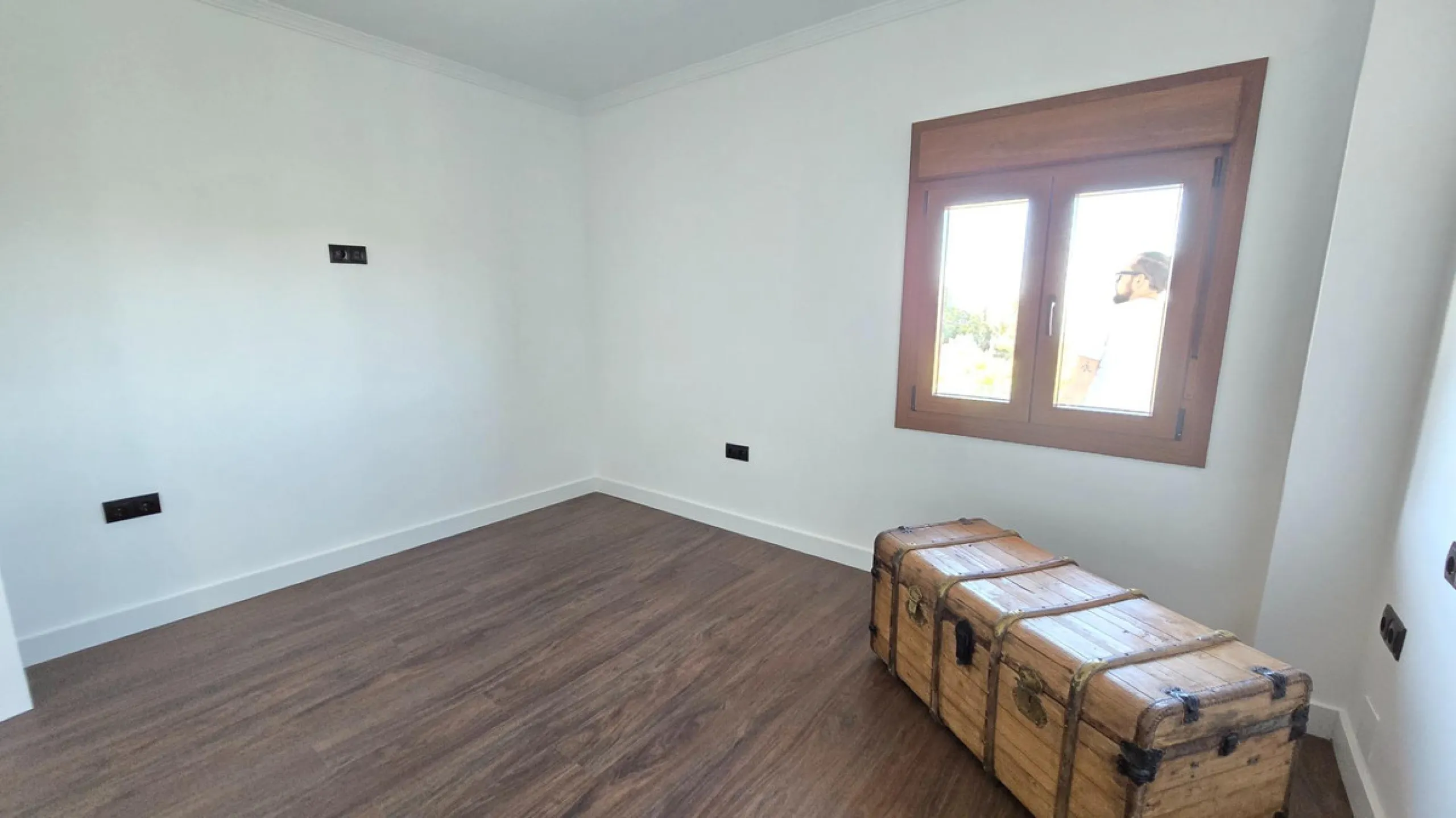 Located in a unique enclave within a protected natural reserve, this 4-bedroom villa offers the best panoramic view of Málaga, with the peace of mind knowing that nothing can ever be built around it. Just 8 minutes from the city center, it combines the be
