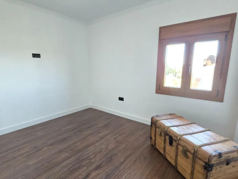 Located in a unique enclave within a protected natural reserve, this 4-bedroom villa offers the best panoramic view of Málaga, with the peace of mind knowing that nothing can ever be built around it. Just 8 minutes from the city center, it combines the be