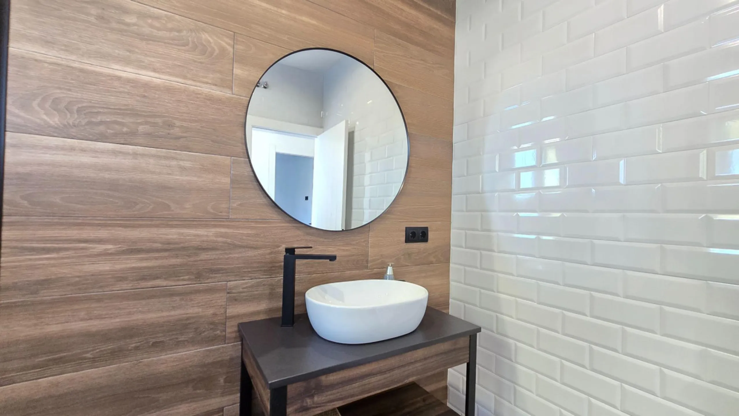 Located in a unique enclave within a protected natural reserve, this 4-bedroom villa offers the best panoramic view of Málaga, with the peace of mind knowing that nothing can ever be built around it. Just 8 minutes from the city center, it combines the be