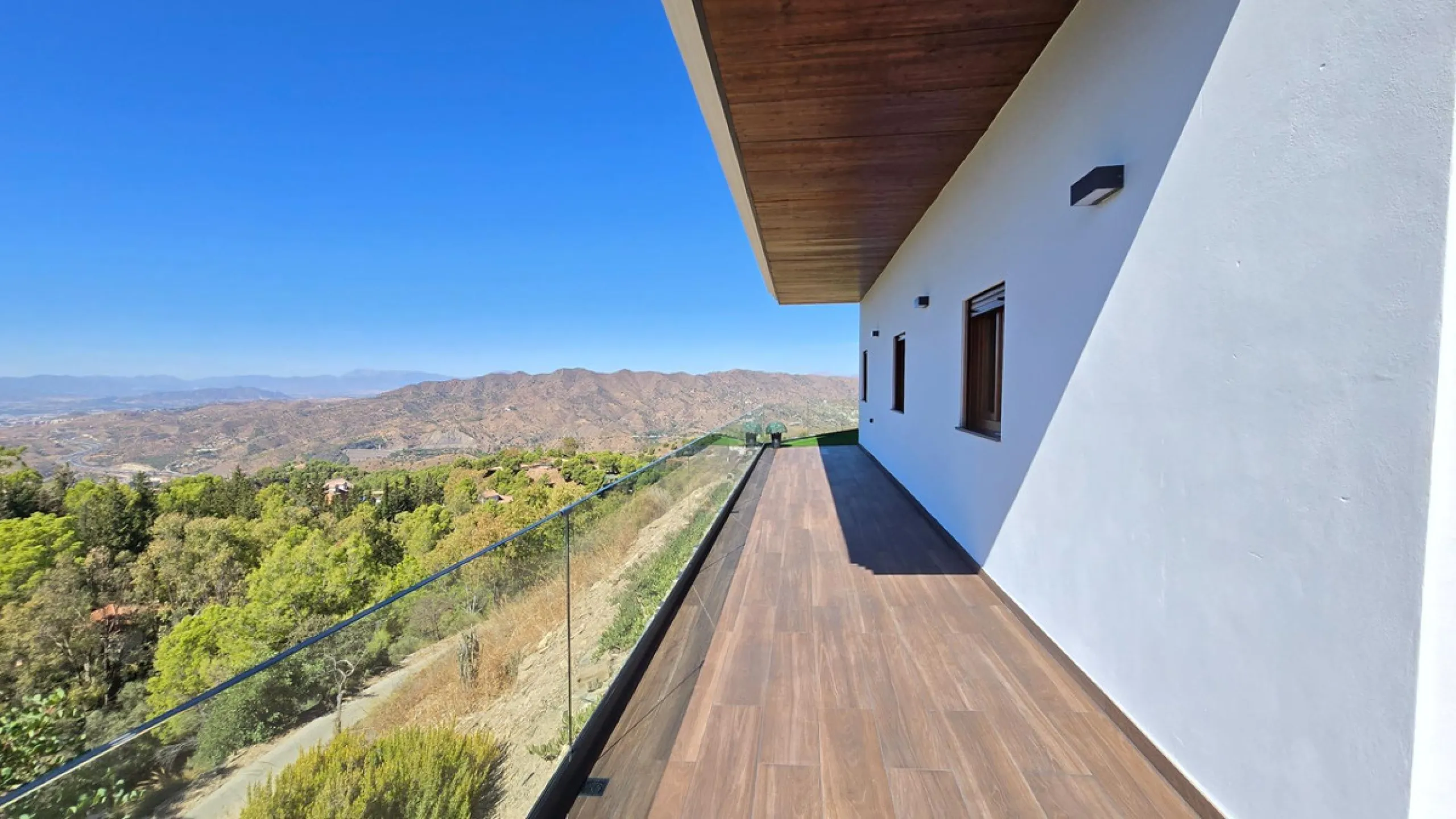 Located in a unique enclave within a protected natural reserve, this 4-bedroom villa offers the best panoramic view of Málaga, with the peace of mind knowing that nothing can ever be built around it. Just 8 minutes from the city center, it combines the be
