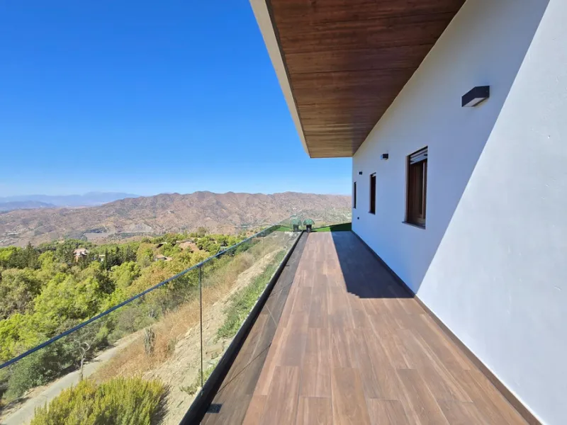 Located in a unique enclave within a protected natural reserve, this 4-bedroom villa offers the best panoramic view of Málaga, with the peace of mind knowing that nothing can ever be built around it. Just 8 minutes from the city center, it combines the be
