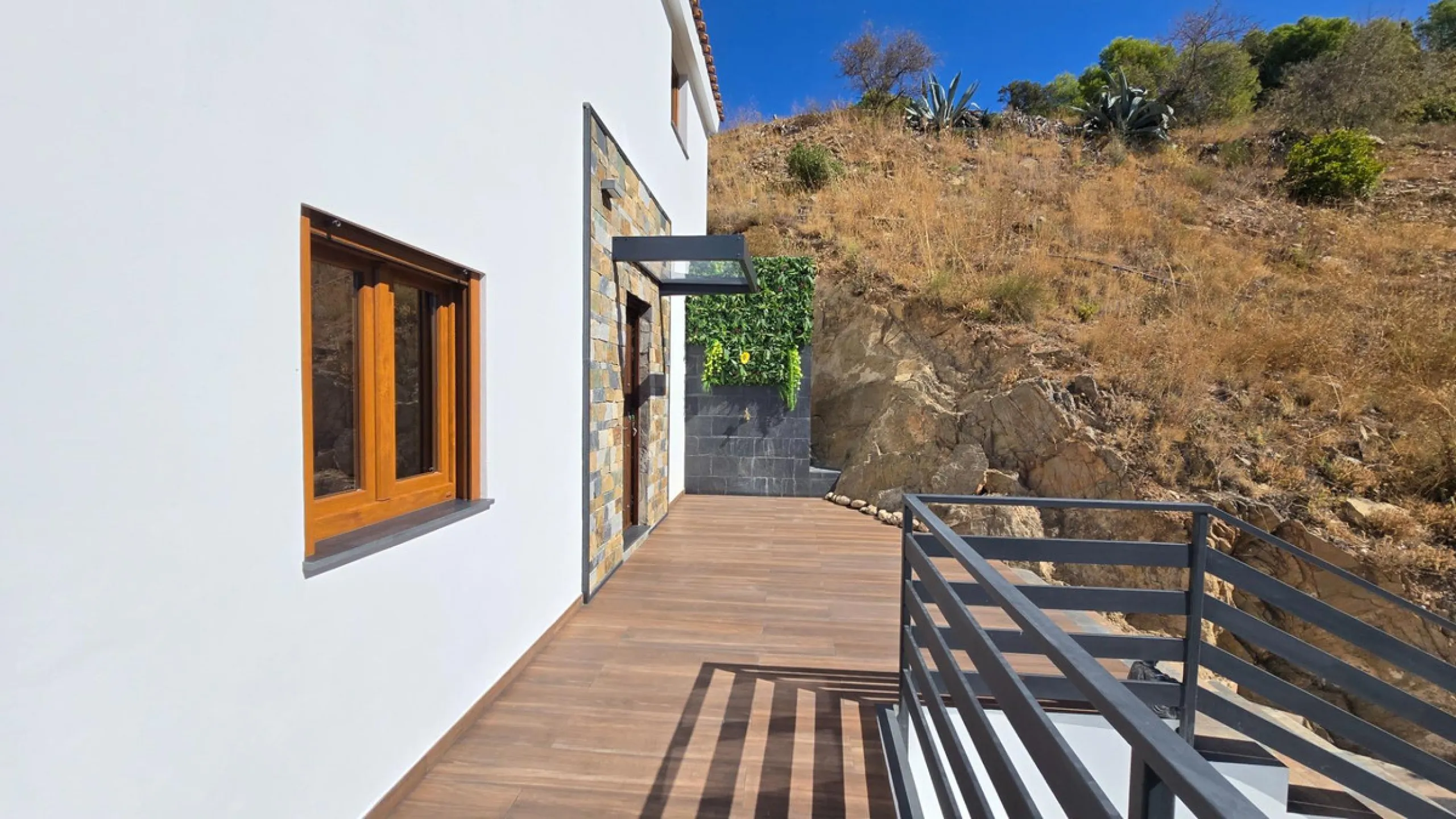 Located in a unique enclave within a protected natural reserve, this 4-bedroom villa offers the best panoramic view of Málaga, with the peace of mind knowing that nothing can ever be built around it. Just 8 minutes from the city center, it combines the be