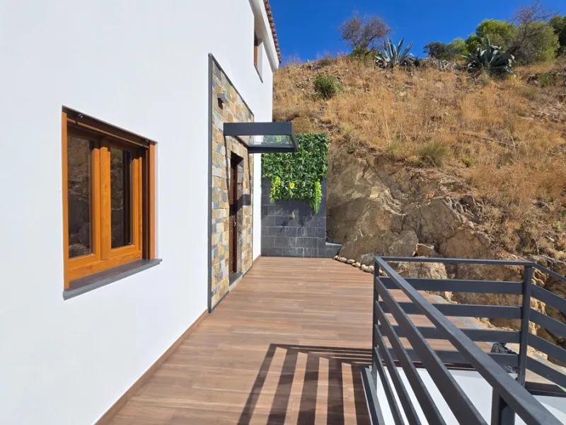 Located in a unique enclave within a protected natural reserve, this 4-bedroom villa offers the best panoramic view of Málaga, with the peace of mind knowing that nothing can ever be built around it. Just 8 minutes from the city center, it combines the be