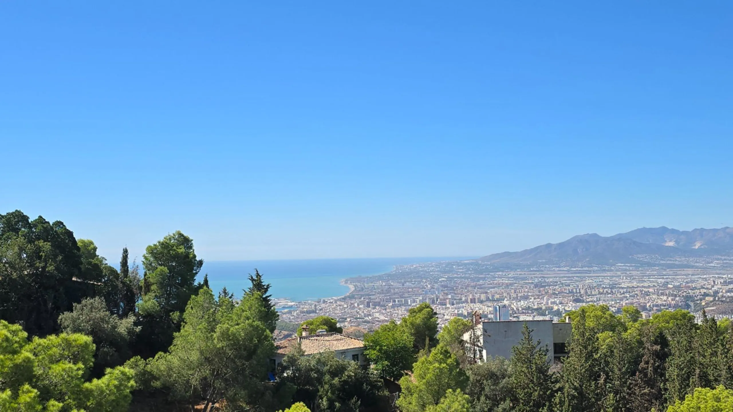 Located in a unique enclave within a protected natural reserve, this 4-bedroom villa offers the best panoramic view of Málaga, with the peace of mind knowing that nothing can ever be built around it. Just 8 minutes from the city center, it combines the be