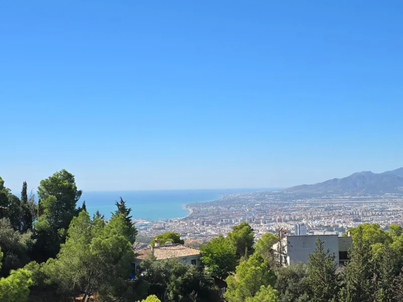 Located in a unique enclave within a protected natural reserve, this 4-bedroom villa offers the best panoramic view of Málaga, with the peace of mind knowing that nothing can ever be built around it. Just 8 minutes from the city center, it combines the be