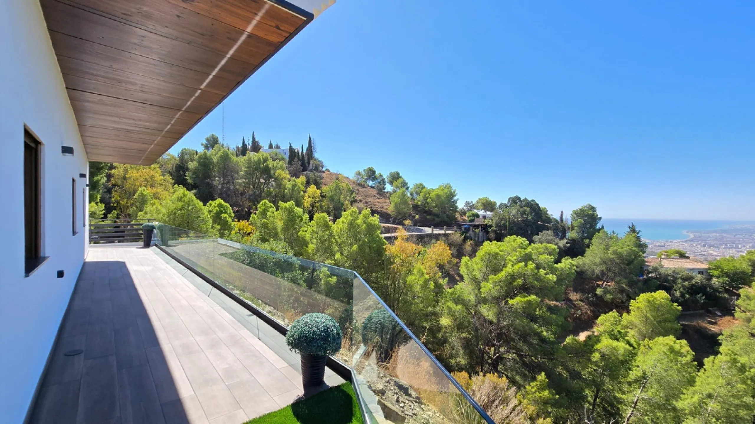 Located in a unique enclave within a protected natural reserve, this 4-bedroom villa offers the best panoramic view of Málaga, with the peace of mind knowing that nothing can ever be built around it. Just 8 minutes from the city center, it combines the be