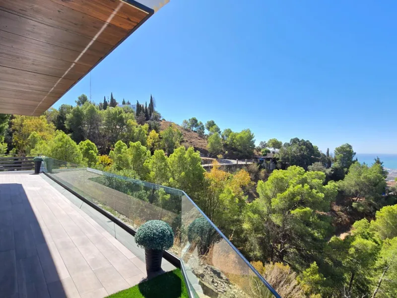 Located in a unique enclave within a protected natural reserve, this 4-bedroom villa offers the best panoramic view of Málaga, with the peace of mind knowing that nothing can ever be built around it. Just 8 minutes from the city center, it combines the be
