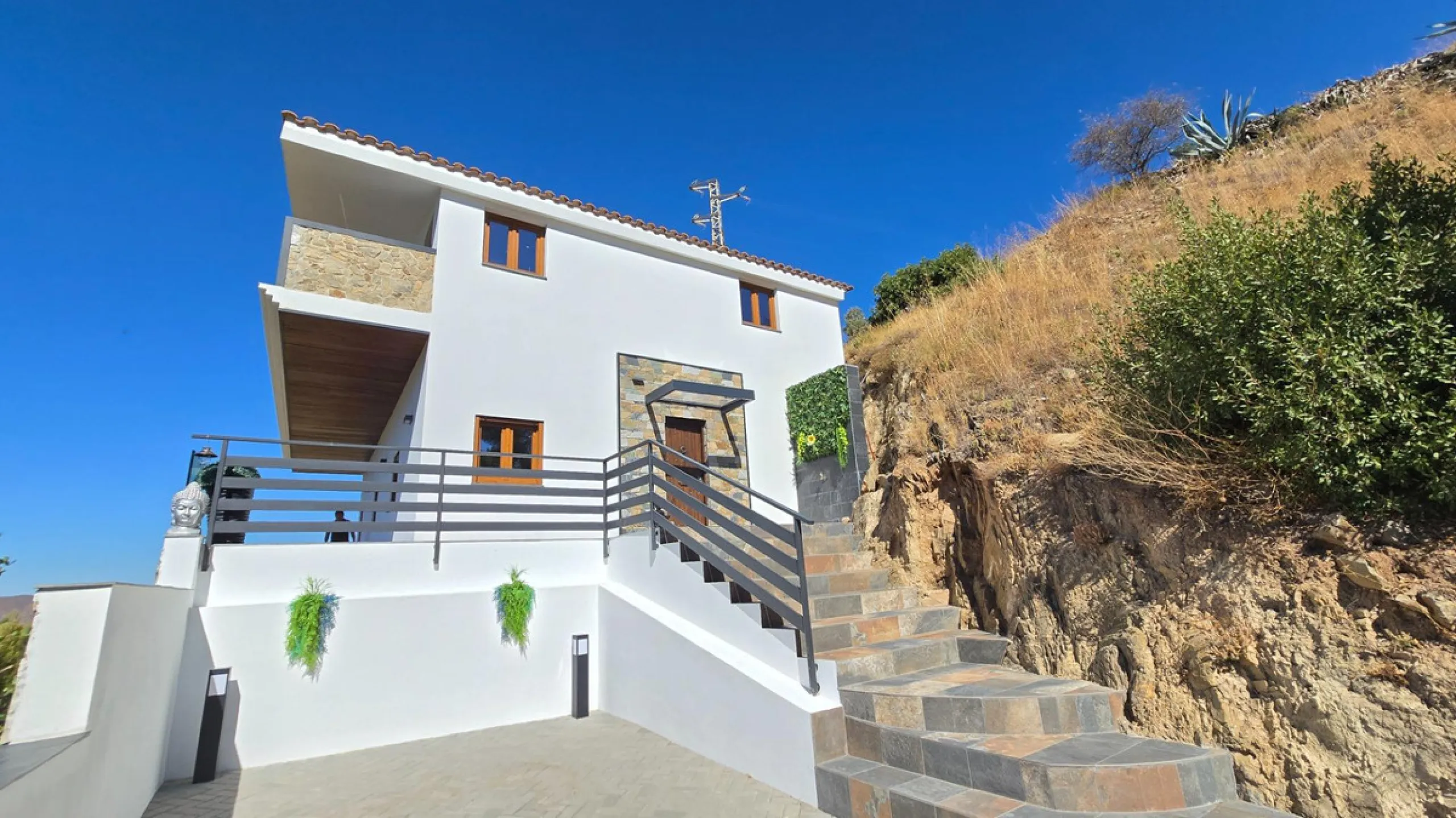 Located in a unique enclave within a protected natural reserve, this 4-bedroom villa offers the best panoramic view of Málaga, with the peace of mind knowing that nothing can ever be built around it. Just 8 minutes from the city center, it combines the be