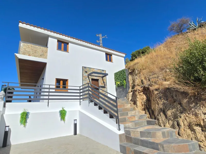 Located in a unique enclave within a protected natural reserve, this 4-bedroom villa offers the best panoramic view of Málaga, with the peace of mind knowing that nothing can ever be built around it. Just 8 minutes from the city center, it combines the be