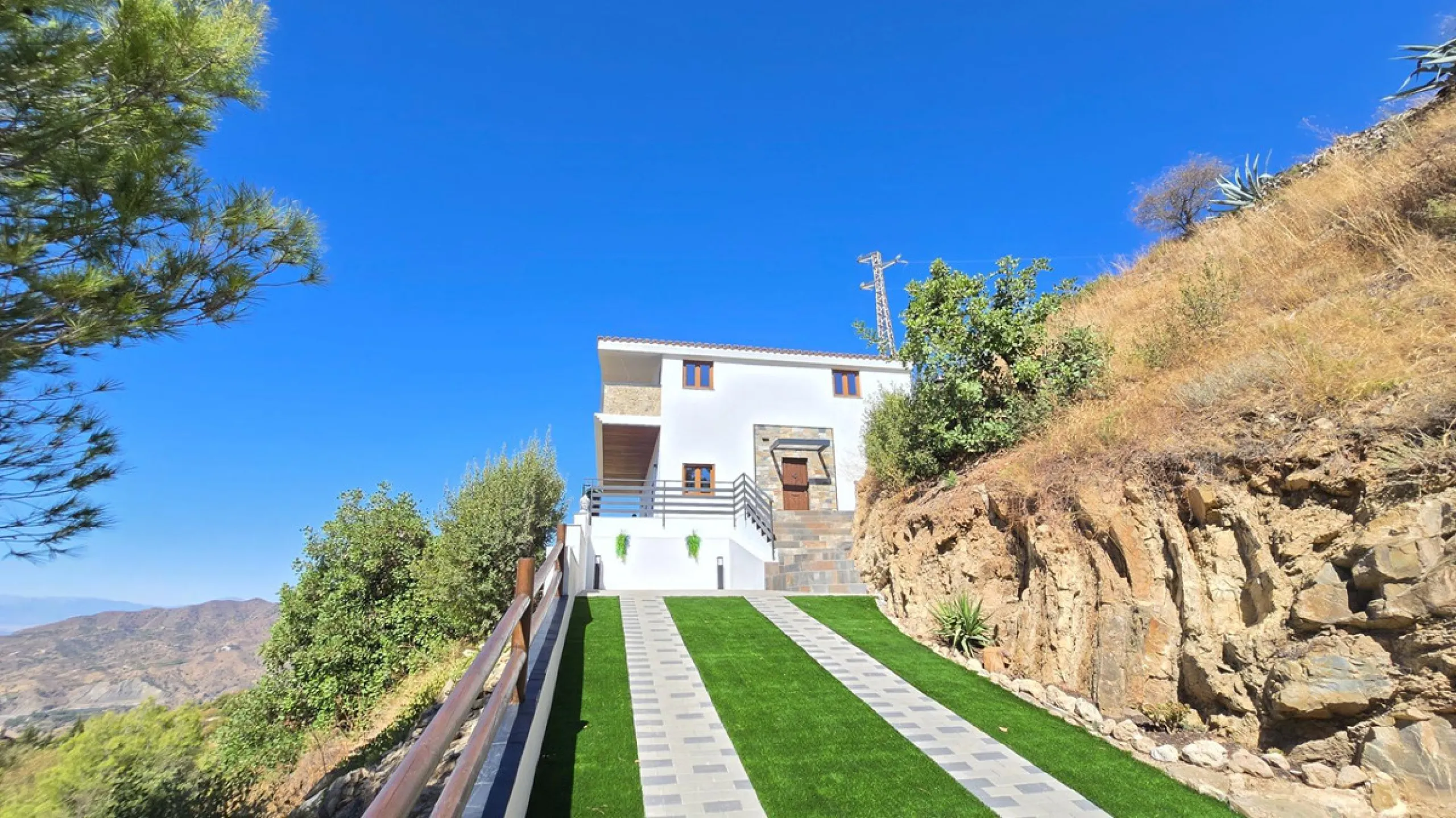 Located in a unique enclave within a protected natural reserve, this 4-bedroom villa offers the best panoramic view of Málaga, with the peace of mind knowing that nothing can ever be built around it. Just 8 minutes from the city center, it combines the be