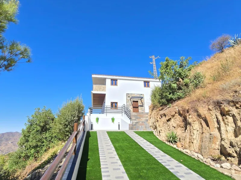 Located in a unique enclave within a protected natural reserve, this 4-bedroom villa offers the best panoramic view of Málaga, with the peace of mind knowing that nothing can ever be built around it. Just 8 minutes from the city center, it combines the be