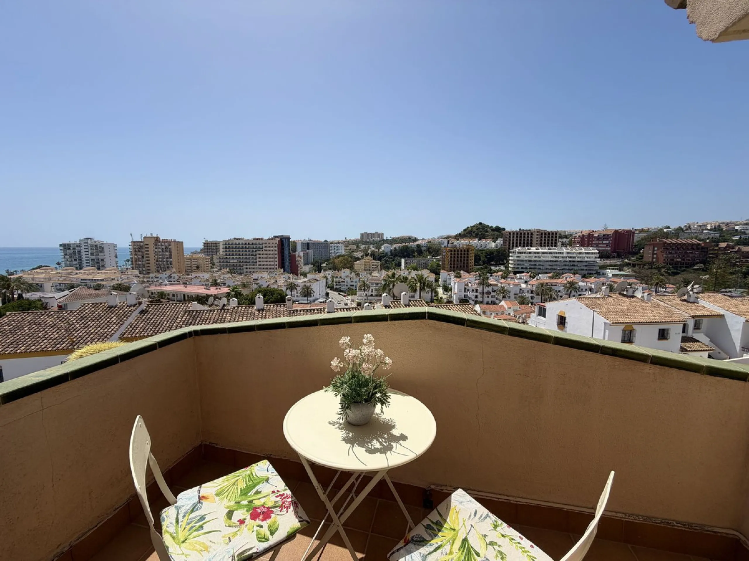 Welcome to this attractive penthouse in Benalmádena Costa, with tourist license, ideally located just 500 meters from the beach and approximately 2 kilometers from the charming Benalmádena Marina, Puerto Marina. The property enjoys a prime location within