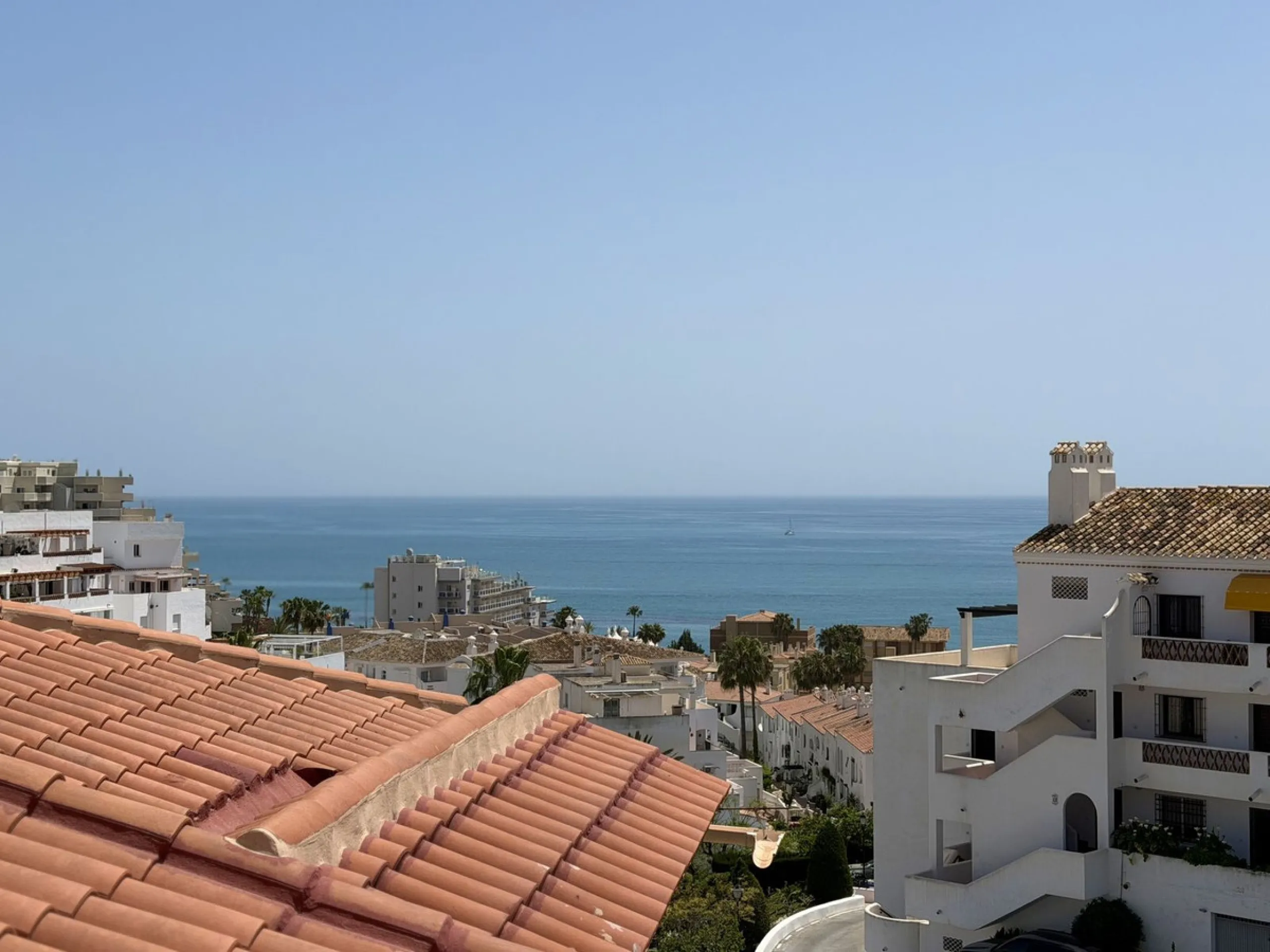 Welcome to this attractive penthouse in Benalmádena Costa, with tourist license, ideally located just 500 meters from the beach and approximately 2 kilometers from the charming Benalmádena Marina, Puerto Marina. The property enjoys a prime location within