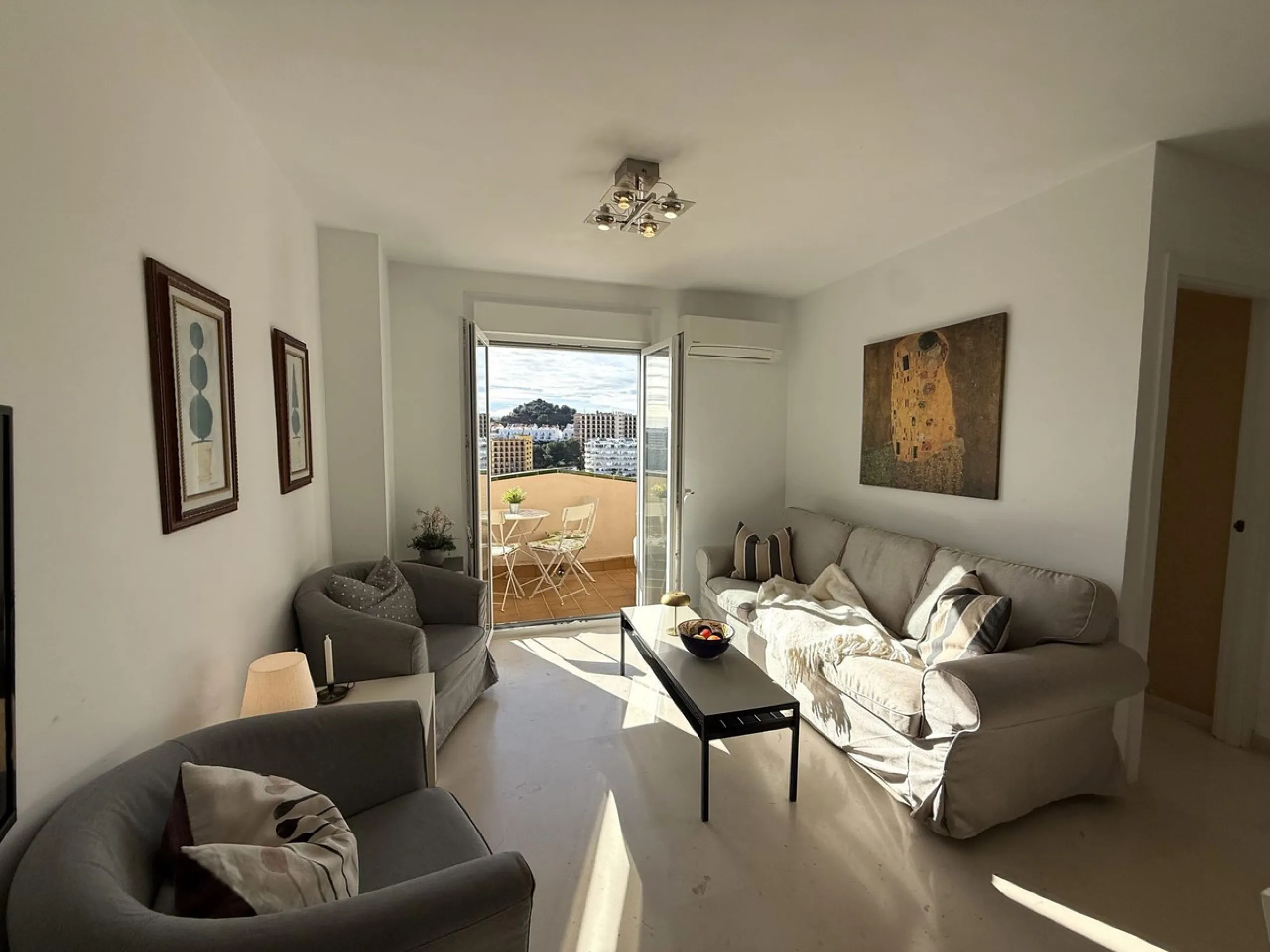 Welcome to this attractive penthouse in Benalmádena Costa, with tourist license, ideally located just 500 meters from the beach and approximately 2 kilometers from the charming Benalmádena Marina, Puerto Marina. The property enjoys a prime location within