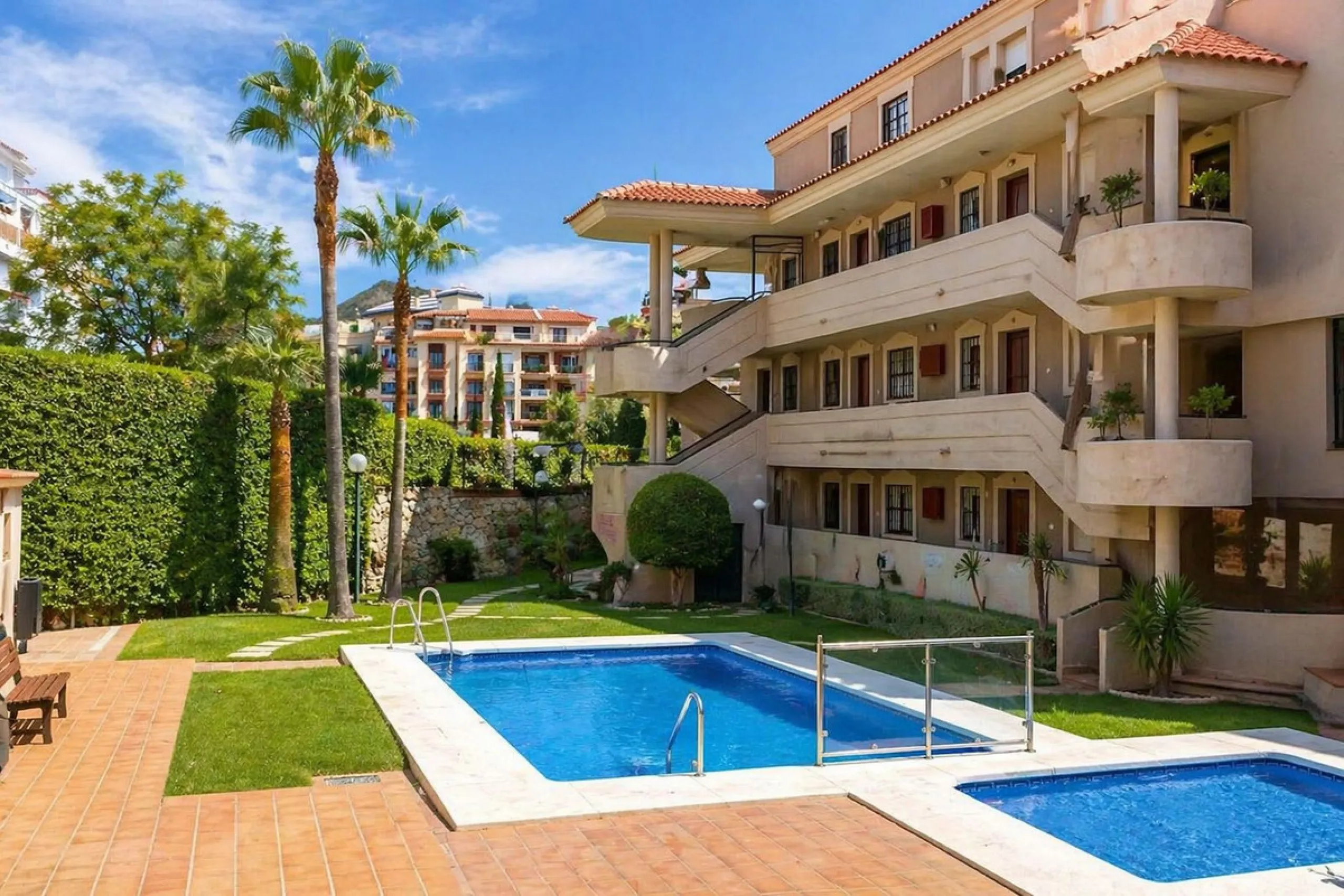 Welcome to this attractive penthouse in Benalmádena Costa, with tourist license, ideally located just 500 meters from the beach and approximately 2 kilometers from the charming Benalmádena Marina, Puerto Marina. The property enjoys a prime location within