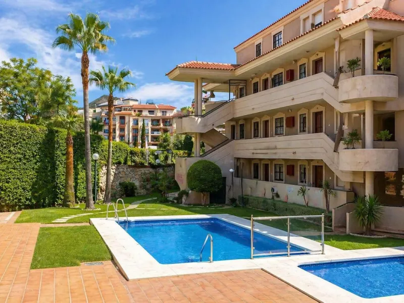 Welcome to this attractive penthouse in Benalmádena Costa, with tourist license, ideally located just 500 meters from the beach and approximately 2 kilometers from the charming Benalmádena Marina, Puerto Marina. The property enjoys a prime location within