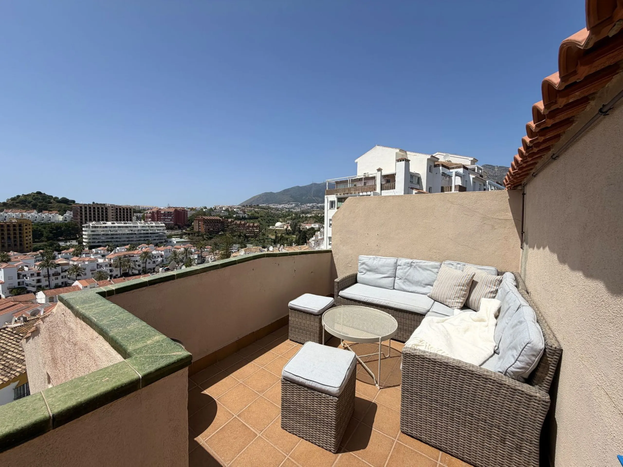 Welcome to this attractive penthouse in Benalmádena Costa, with tourist license, ideally located just 500 meters from the beach and approximately 2 kilometers from the charming Benalmádena Marina, Puerto Marina. The property enjoys a prime location within