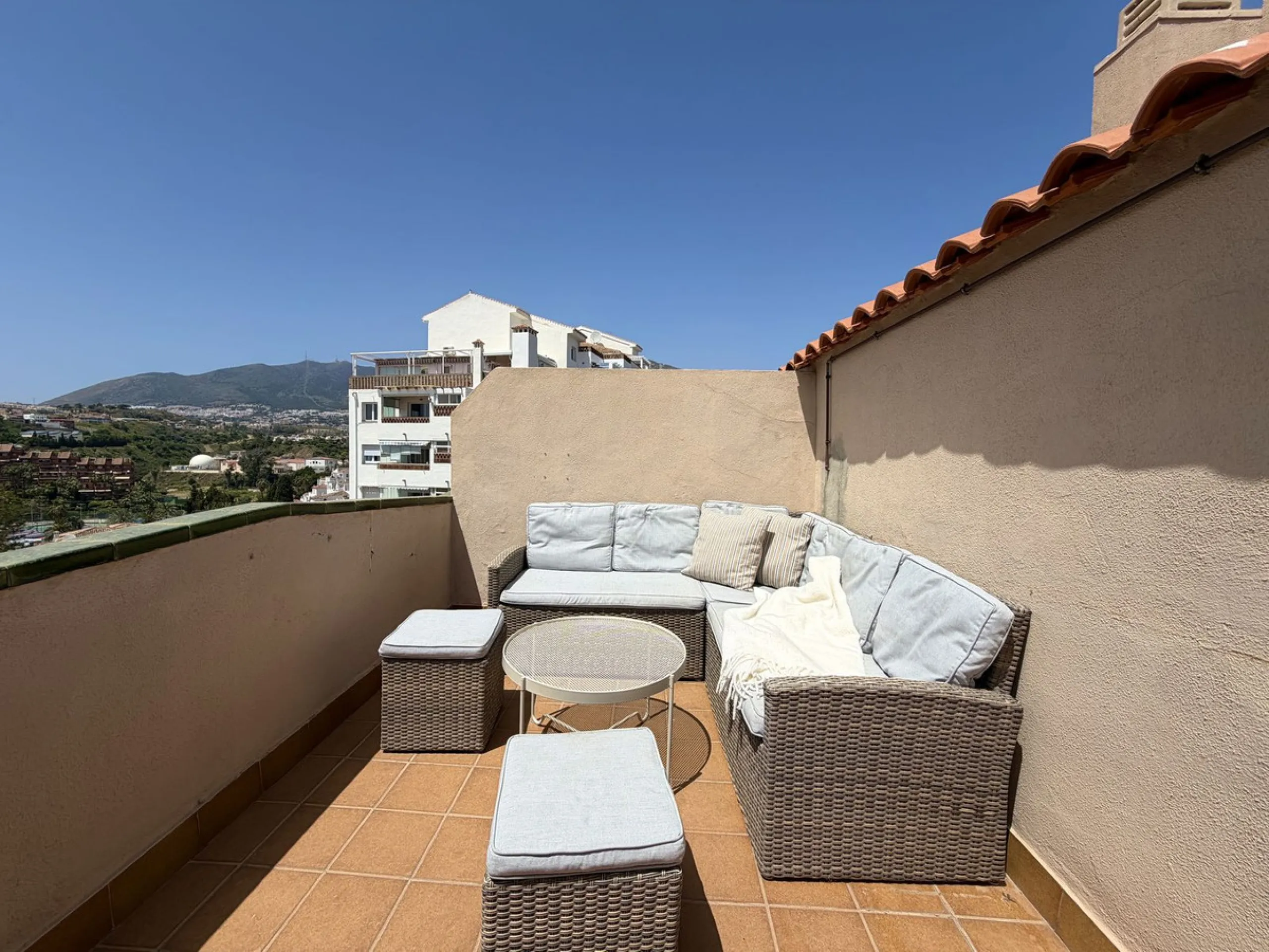 Welcome to this attractive penthouse in Benalmádena Costa, with tourist license, ideally located just 500 meters from the beach and approximately 2 kilometers from the charming Benalmádena Marina, Puerto Marina. The property enjoys a prime location within