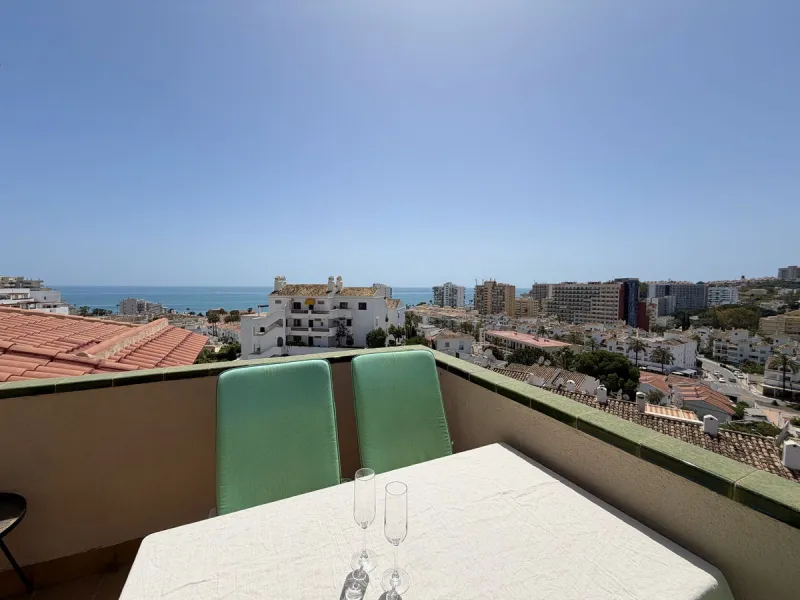 Welcome to this attractive penthouse in Benalmádena Costa, with tourist license, ideally located just 500 meters from the beach and approximately 2 kilometers from the charming Benalmádena Marina, Puerto Marina. The property enjoys a prime location within