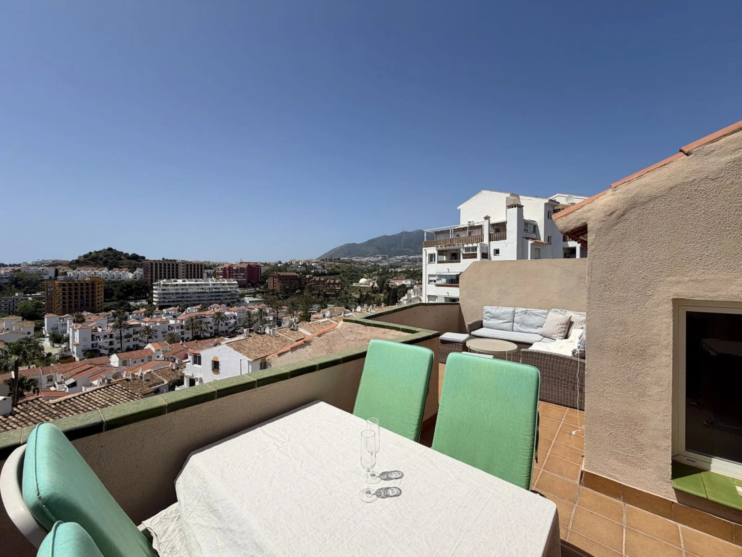 Welcome to this attractive penthouse in Benalmádena Costa, with tourist license, ideally located just 500 meters from the beach and approximately 2 kilometers from the charming Benalmádena Marina, Puerto Marina. The property enjoys a prime location within