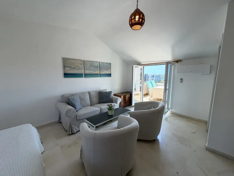 Welcome to this attractive penthouse in Benalmádena Costa, with tourist license, ideally located just 500 meters from the beach and approximately 2 kilometers from the charming Benalmádena Marina, Puerto Marina. The property enjoys a prime location within