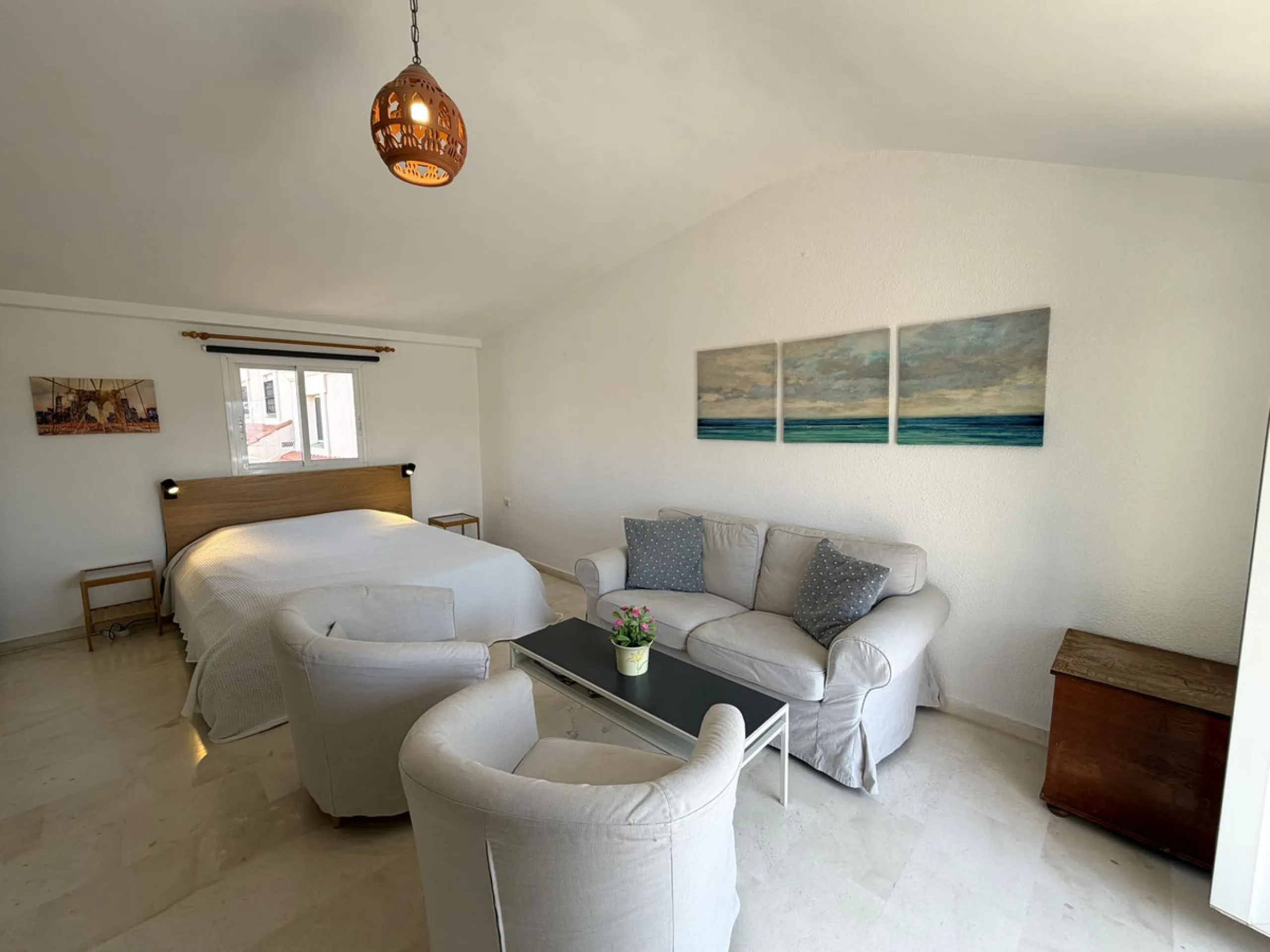Welcome to this attractive penthouse in Benalmádena Costa, with tourist license, ideally located just 500 meters from the beach and approximately 2 kilometers from the charming Benalmádena Marina, Puerto Marina. The property enjoys a prime location within