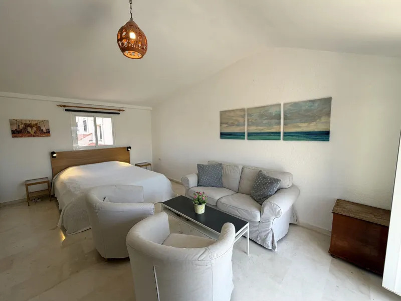 Welcome to this attractive penthouse in Benalmádena Costa, with tourist license, ideally located just 500 meters from the beach and approximately 2 kilometers from the charming Benalmádena Marina, Puerto Marina. The property enjoys a prime location within