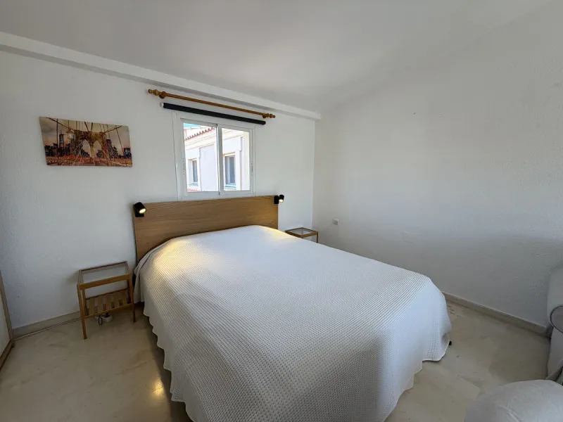 Welcome to this attractive penthouse in Benalmádena Costa, with tourist license, ideally located just 500 meters from the beach and approximately 2 kilometers from the charming Benalmádena Marina, Puerto Marina. The property enjoys a prime location within