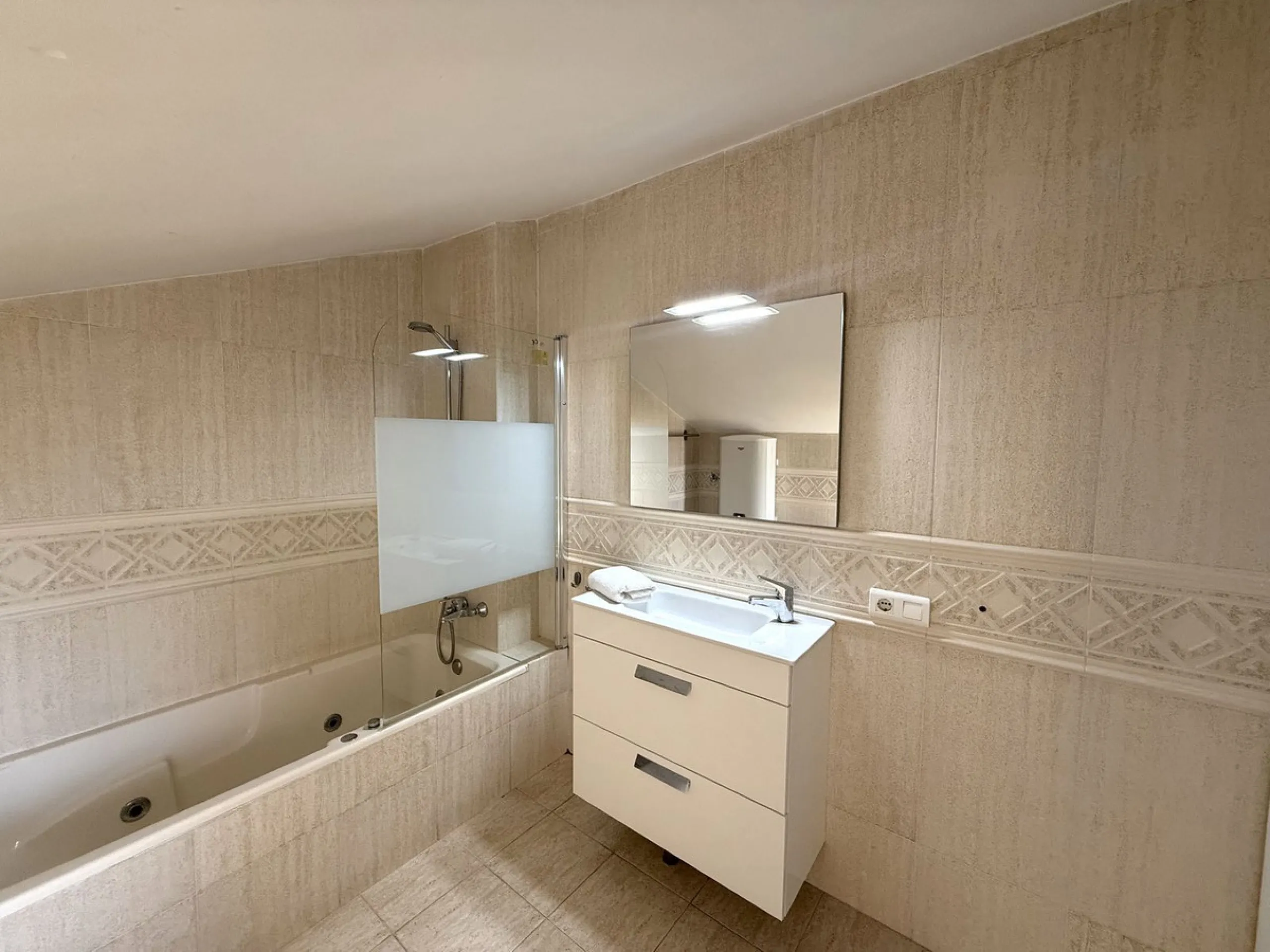 Welcome to this attractive penthouse in Benalmádena Costa, with tourist license, ideally located just 500 meters from the beach and approximately 2 kilometers from the charming Benalmádena Marina, Puerto Marina. The property enjoys a prime location within