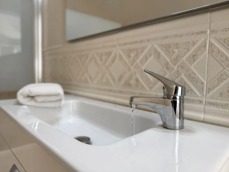 Welcome to this attractive penthouse in Benalmádena Costa, with tourist license, ideally located just 500 meters from the beach and approximately 2 kilometers from the charming Benalmádena Marina, Puerto Marina. The property enjoys a prime location within