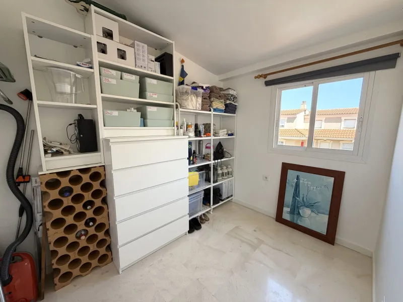 Welcome to this attractive penthouse in Benalmádena Costa, with tourist license, ideally located just 500 meters from the beach and approximately 2 kilometers from the charming Benalmádena Marina, Puerto Marina. The property enjoys a prime location within