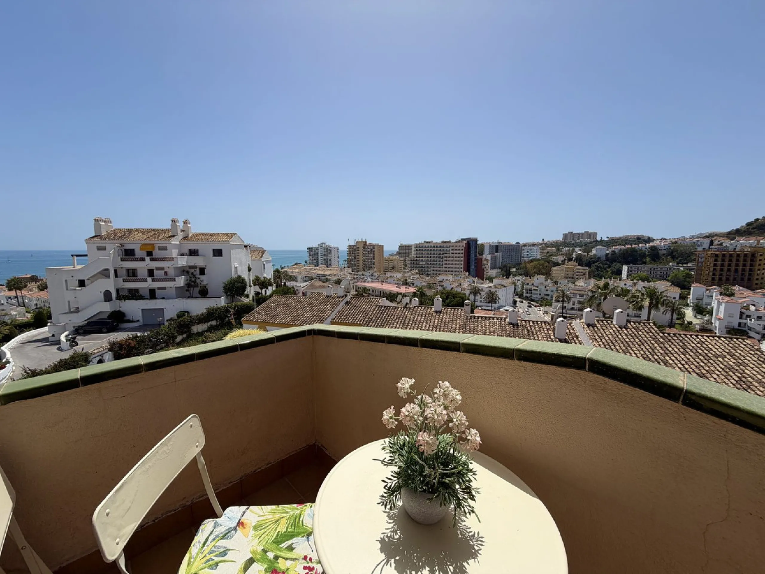 Welcome to this attractive penthouse in Benalmádena Costa, with tourist license, ideally located just 500 meters from the beach and approximately 2 kilometers from the charming Benalmádena Marina, Puerto Marina. The property enjoys a prime location within