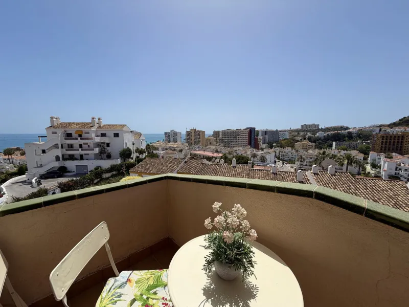 Welcome to this attractive penthouse in Benalmádena Costa, with tourist license, ideally located just 500 meters from the beach and approximately 2 kilometers from the charming Benalmádena Marina, Puerto Marina. The property enjoys a prime location within