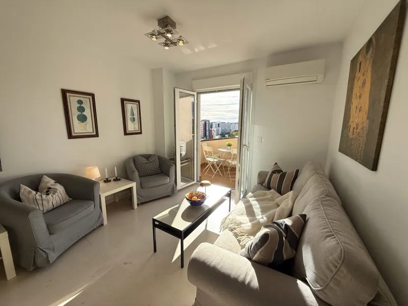Welcome to this attractive penthouse in Benalmádena Costa, with tourist license, ideally located just 500 meters from the beach and approximately 2 kilometers from the charming Benalmádena Marina, Puerto Marina. The property enjoys a prime location within
