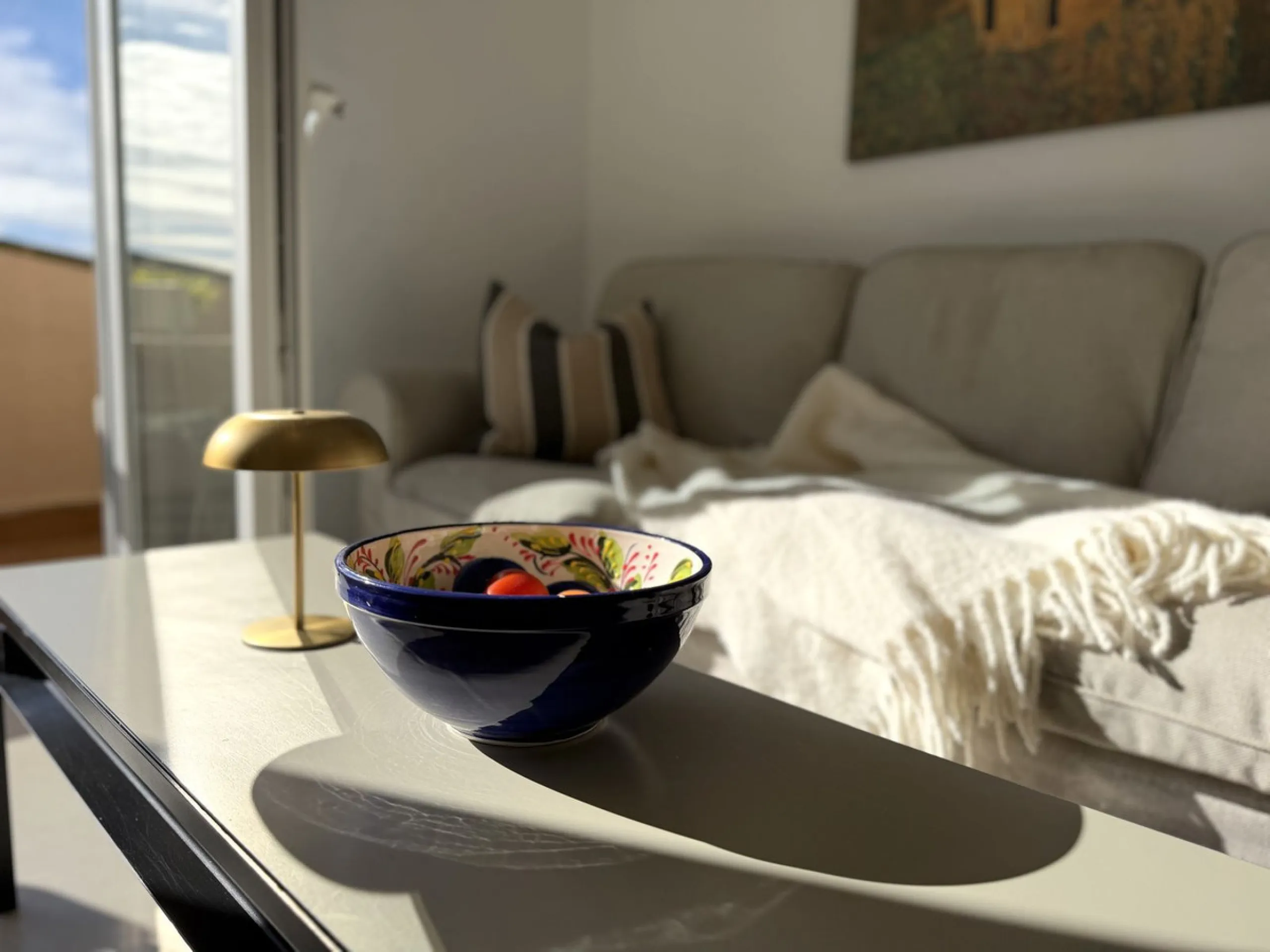 Welcome to this attractive penthouse in Benalmádena Costa, with tourist license, ideally located just 500 meters from the beach and approximately 2 kilometers from the charming Benalmádena Marina, Puerto Marina. The property enjoys a prime location within