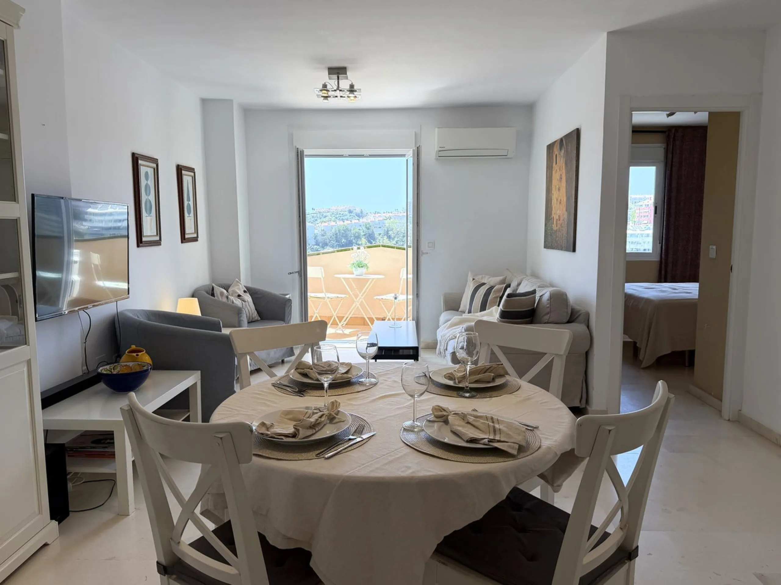 Welcome to this attractive penthouse in Benalmádena Costa, with tourist license, ideally located just 500 meters from the beach and approximately 2 kilometers from the charming Benalmádena Marina, Puerto Marina. The property enjoys a prime location within