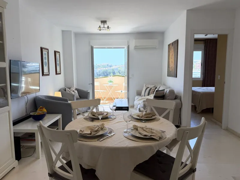 Welcome to this attractive penthouse in Benalmádena Costa, with tourist license, ideally located just 500 meters from the beach and approximately 2 kilometers from the charming Benalmádena Marina, Puerto Marina. The property enjoys a prime location within