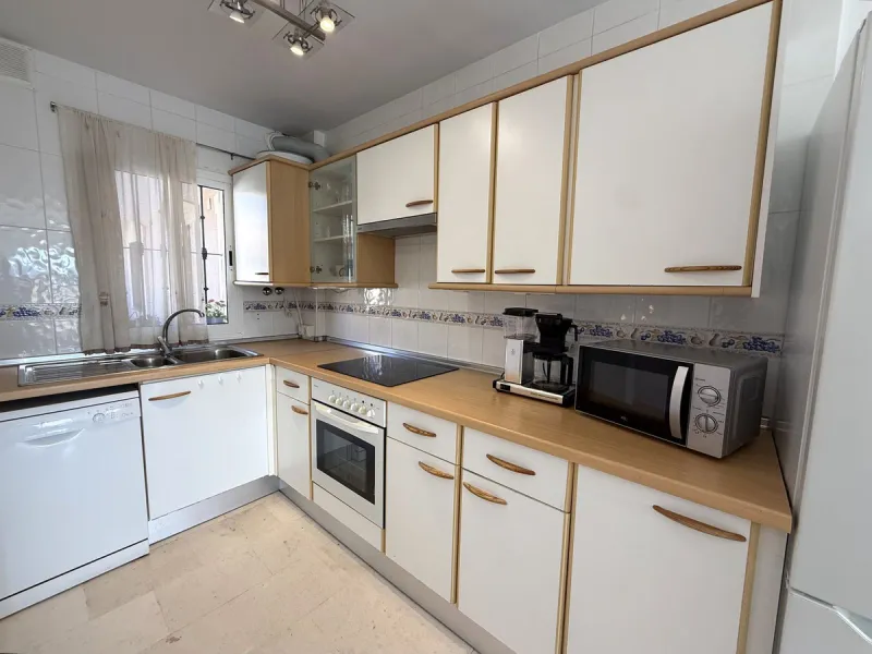 Welcome to this attractive penthouse in Benalmádena Costa, with tourist license, ideally located just 500 meters from the beach and approximately 2 kilometers from the charming Benalmádena Marina, Puerto Marina. The property enjoys a prime location within