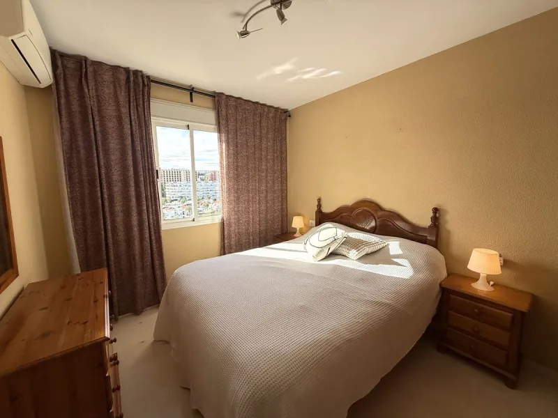 Welcome to this attractive penthouse in Benalmádena Costa, with tourist license, ideally located just 500 meters from the beach and approximately 2 kilometers from the charming Benalmádena Marina, Puerto Marina. The property enjoys a prime location within