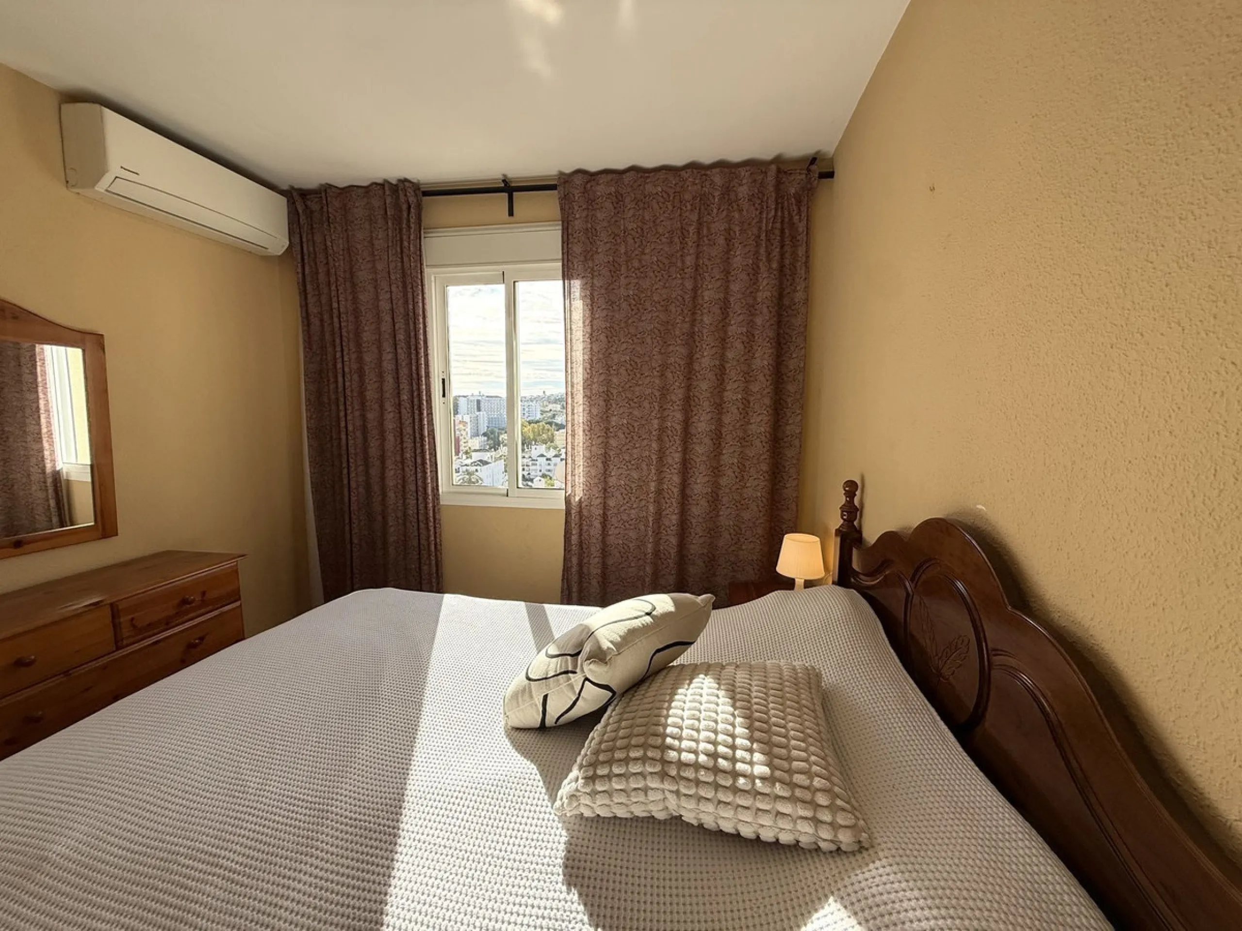 Welcome to this attractive penthouse in Benalmádena Costa, with tourist license, ideally located just 500 meters from the beach and approximately 2 kilometers from the charming Benalmádena Marina, Puerto Marina. The property enjoys a prime location within