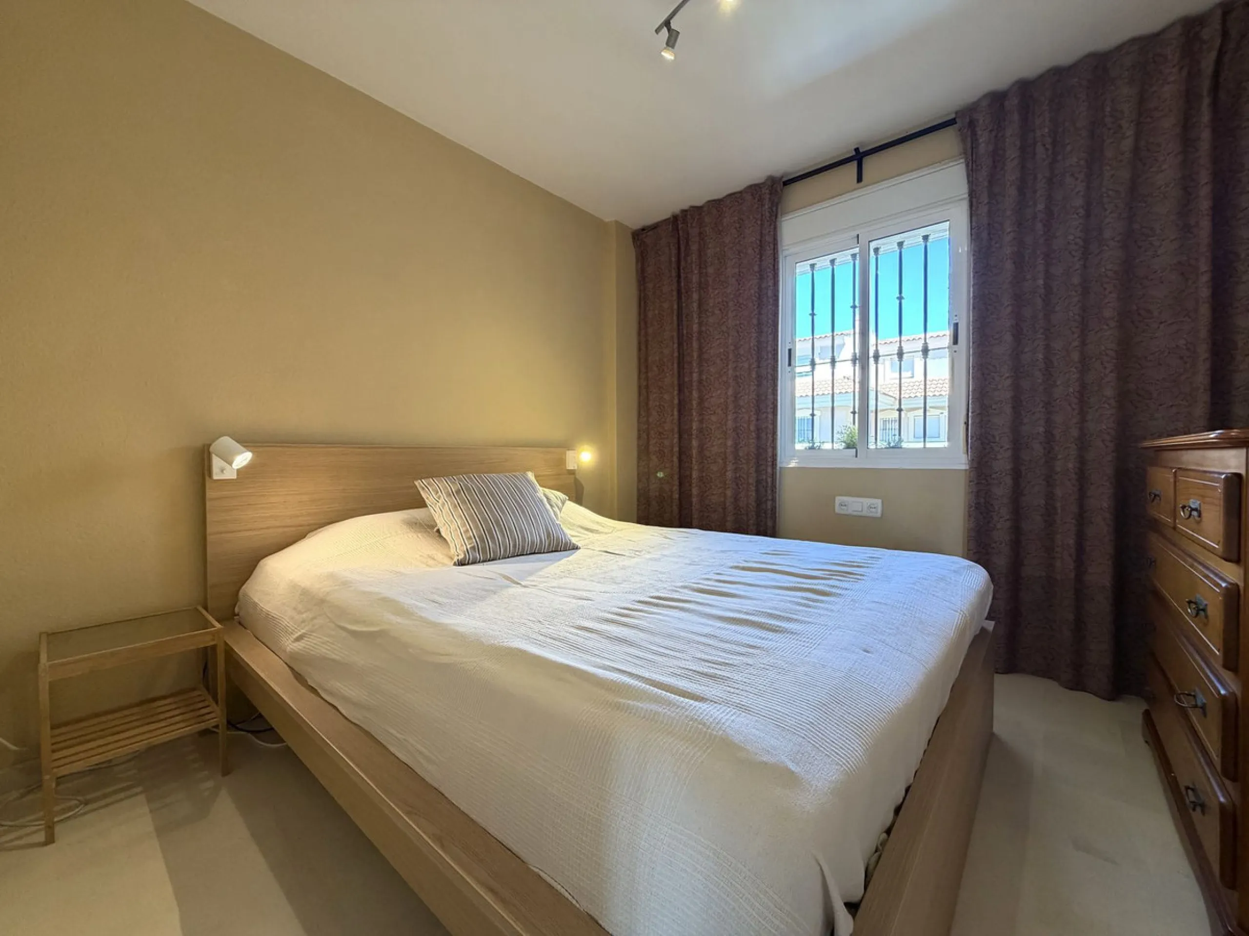 Welcome to this attractive penthouse in Benalmádena Costa, with tourist license, ideally located just 500 meters from the beach and approximately 2 kilometers from the charming Benalmádena Marina, Puerto Marina. The property enjoys a prime location within