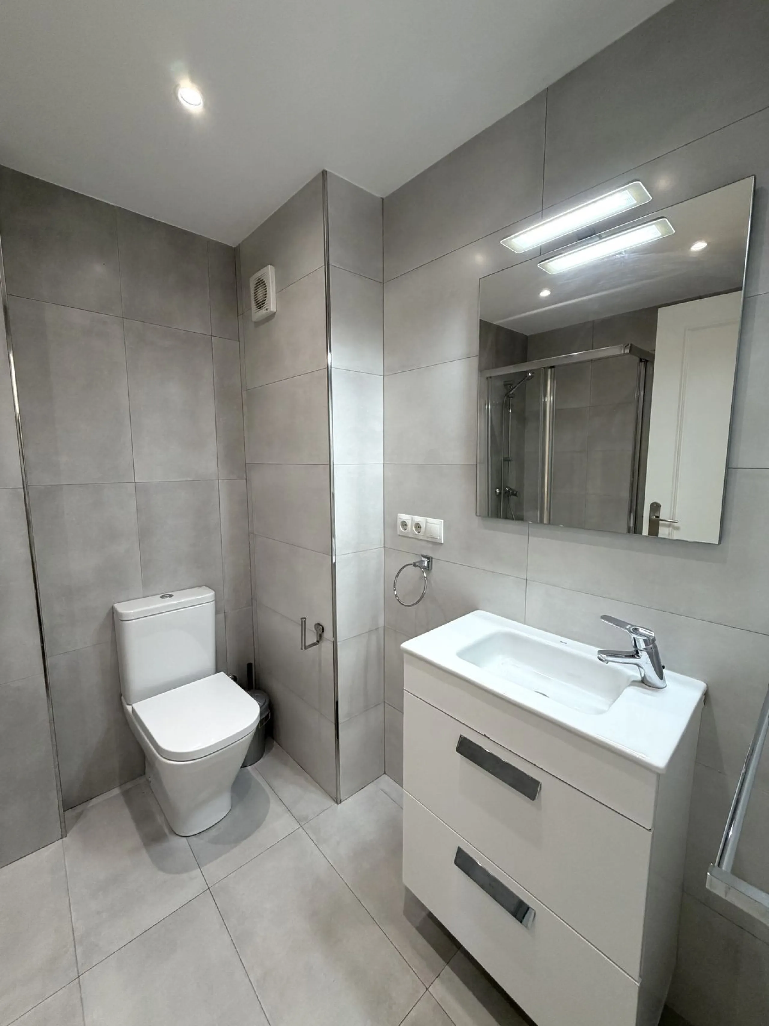 Welcome to this attractive penthouse in Benalmádena Costa, with tourist license, ideally located just 500 meters from the beach and approximately 2 kilometers from the charming Benalmádena Marina, Puerto Marina. The property enjoys a prime location within