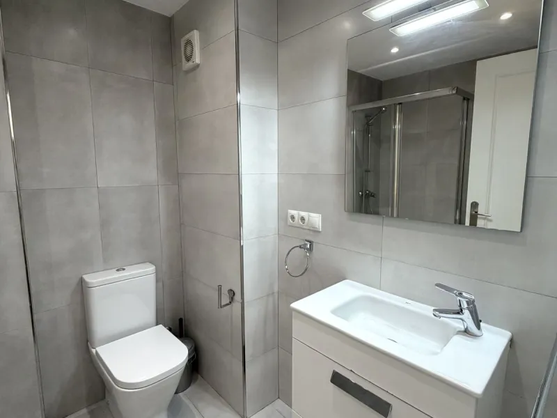 Welcome to this attractive penthouse in Benalmádena Costa, with tourist license, ideally located just 500 meters from the beach and approximately 2 kilometers from the charming Benalmádena Marina, Puerto Marina. The property enjoys a prime location within