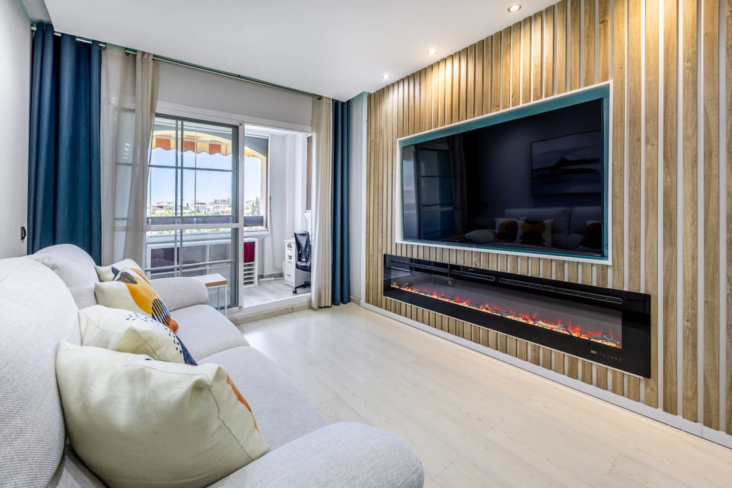 RENOVATED DUPLEX PENTHOUSE WITH LARGE TERRACE – LOS PACOS, FUENGIROLA