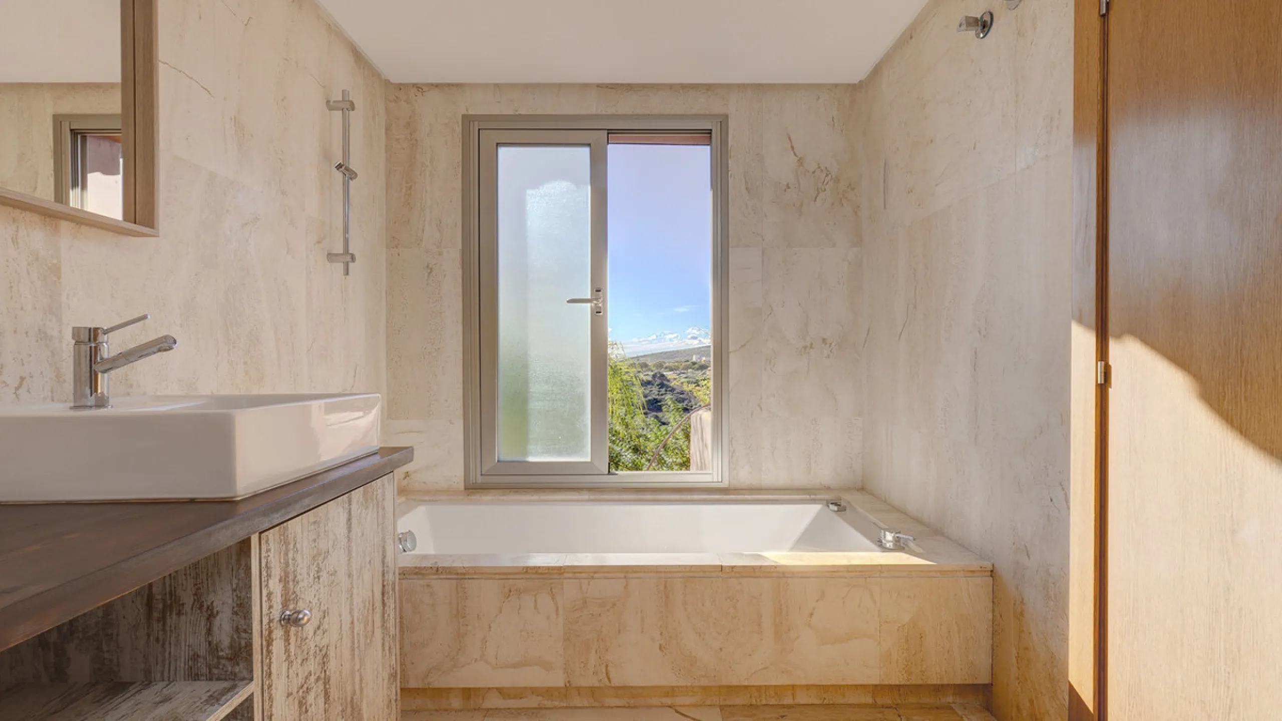 House - Townhouse в продаже в Manilva, Málaga. В доме 2 спален и 3 ванных комнат. Площадь дома 333 м²