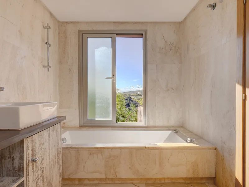 House - Townhouse в продаже в Manilva, Málaga. В доме 2 спален и 3 ванных комнат. Площадь дома 333 м²