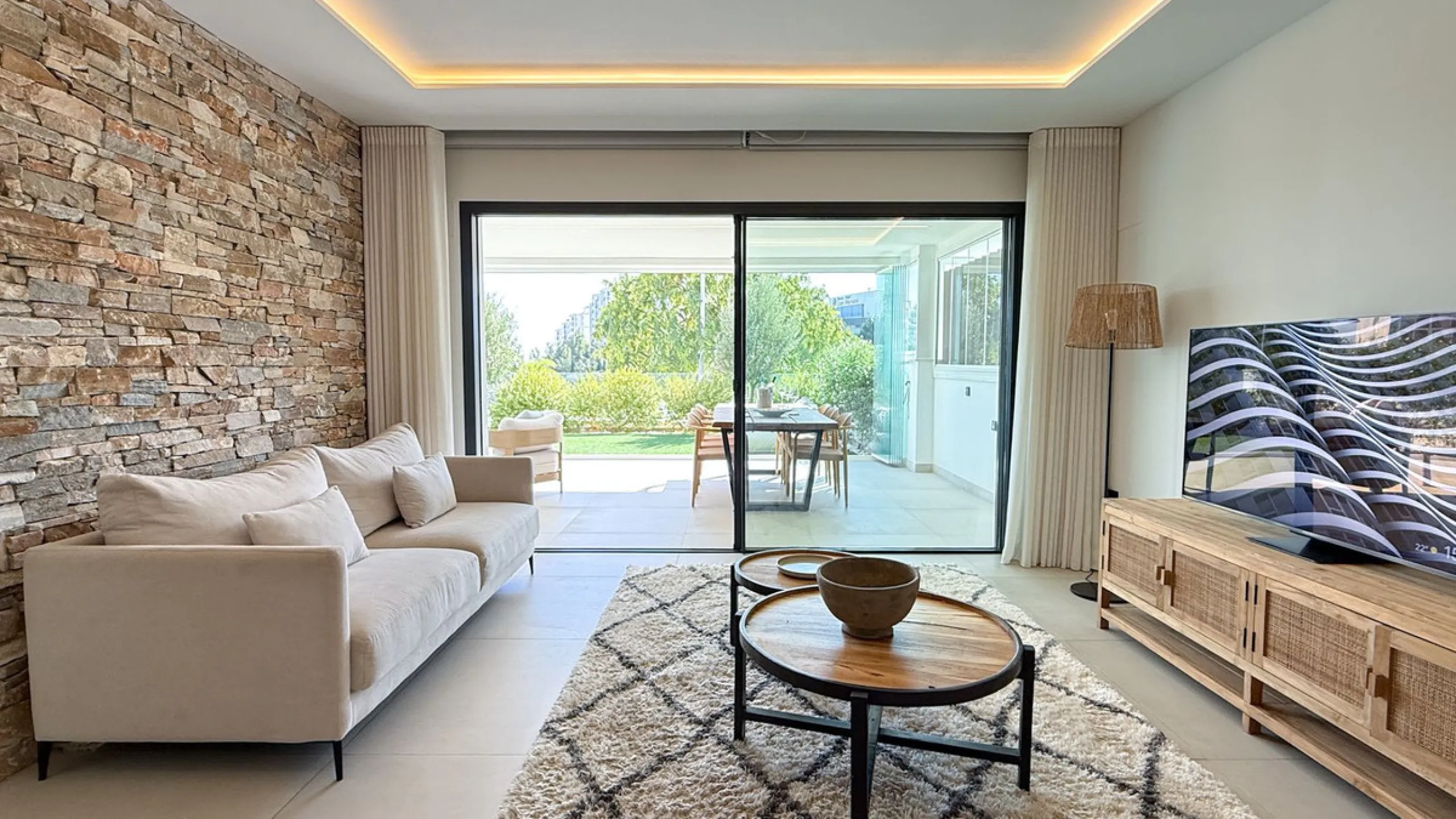 Fantastic luxury apartment located in the centre of Estepona, the garden of the Costa del Sol. This newly build apartment is conveniently situated within walking distance of the marina of Estepona , close to the romantic and vibrant old town and only 15 m
