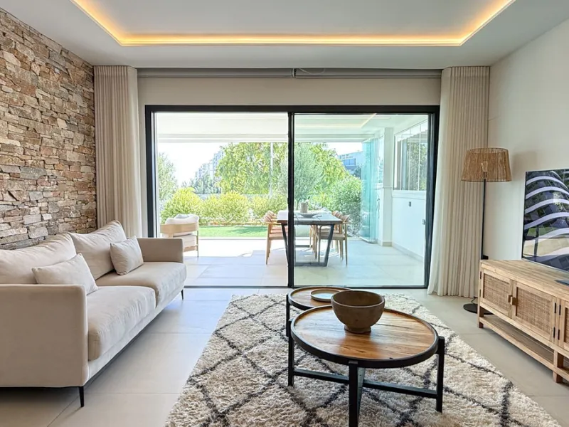 Fantastic luxury apartment located in the centre of Estepona, the garden of the Costa del Sol. This newly build apartment is conveniently situated within walking distance of the marina of Estepona , close to the romantic and vibrant old town and only 15 m