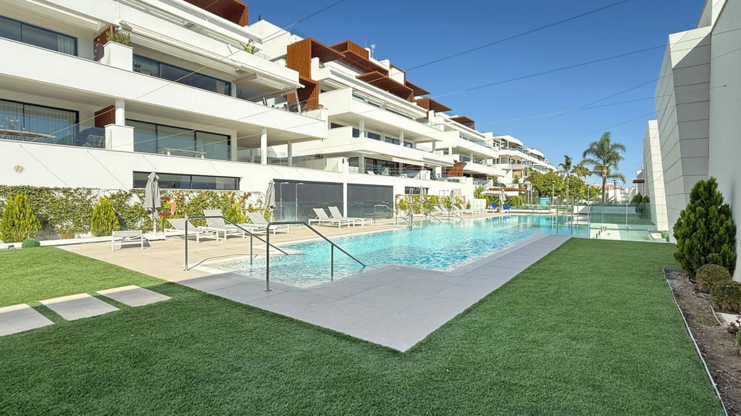 Fantastic luxury apartment located in the centre of Estepona, the garden of the Costa del Sol. This newly build apartment is conveniently situated within walking distance of the marina of Estepona , close to the romantic and vibrant old town and only 15 m